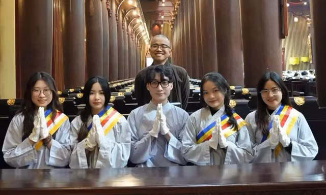 Nhiều bạn trẻ tham gia khóa tu đầu năm 
