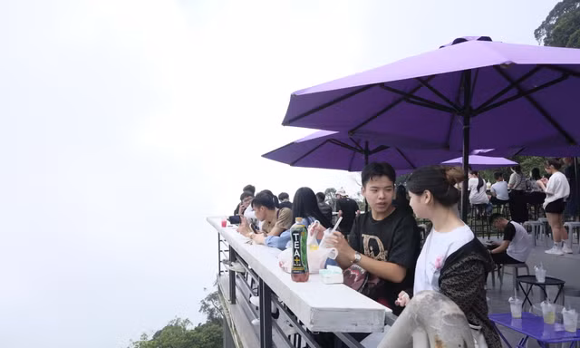 Vườn quốc gia Ba Vì đông nghịt bạn trẻ đến 'săn mây'