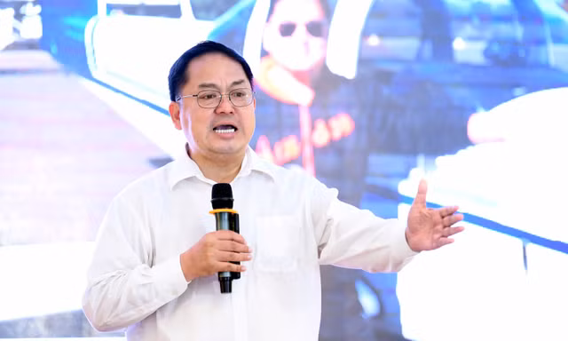 Ông Hoàng Nam Tiến cảnh báo sinh viên về 'ảo giác AI'
