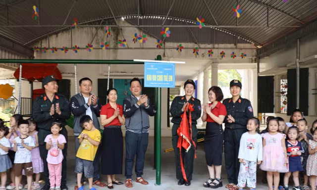 Tuổi trẻ Cảnh sát Cơ động trao nhiều học bổng, phần quà cho trẻ em vùng cao
