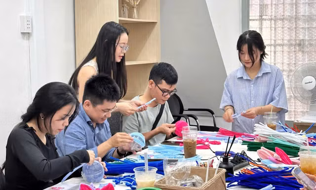 Người trẻ lan tỏa yêu thương từ những món quà Trung thu tự làm