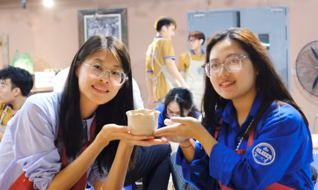 Thanh niên Trung Quốc tham quan, trải nghiệm làm gốm tại Bảo tàng gốm Bát Tràng