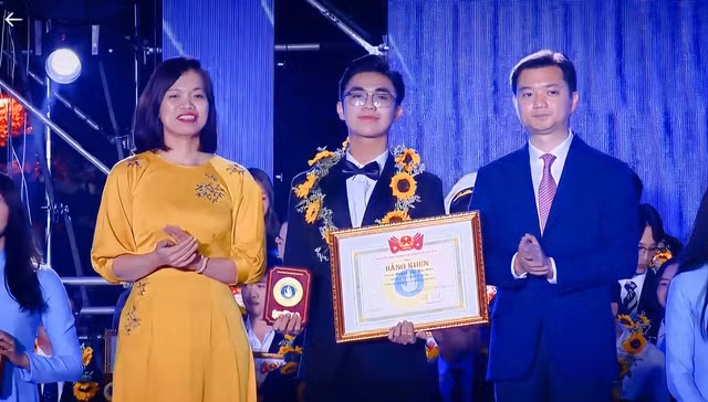 Công bố 112 sinh viên nhận Giải thưởng Sao Tháng Giêng năm học 2023 - 2024