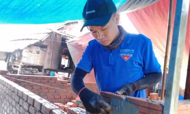 Thủ lĩnh 'biệt đội' thợ xây lan tỏa sống đẹp trên vùng biên giới Việt-Lào