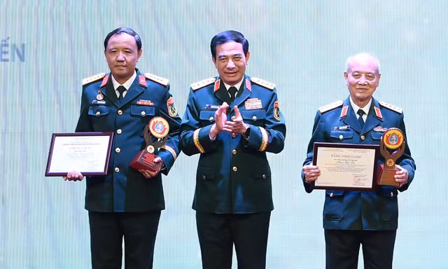 Tôn vinh những tấm gương bình dị mà cao quý