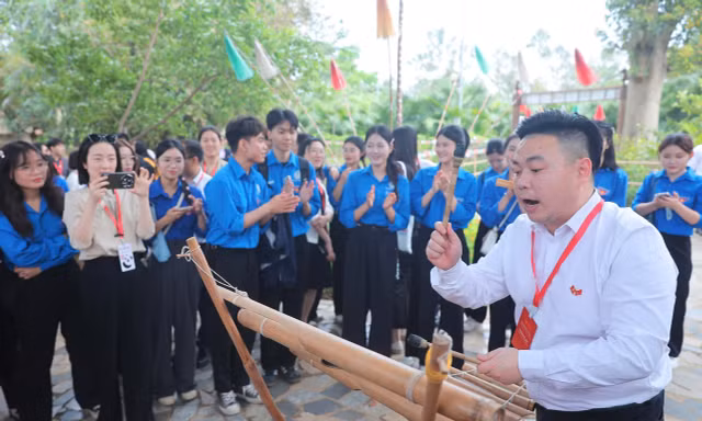 Thanh niên Trung Quốc giao lưu văn hóa, thưởng thức cà phê Buôn Ma Thuột tại Việt Nam