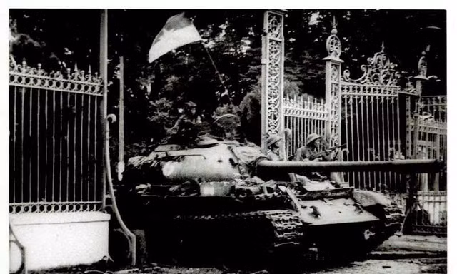 Tiếp nhận bức ảnh lịch sử 'Xe tăng tiến vào Dinh Độc Lập trưa ngày 30/4/1975'