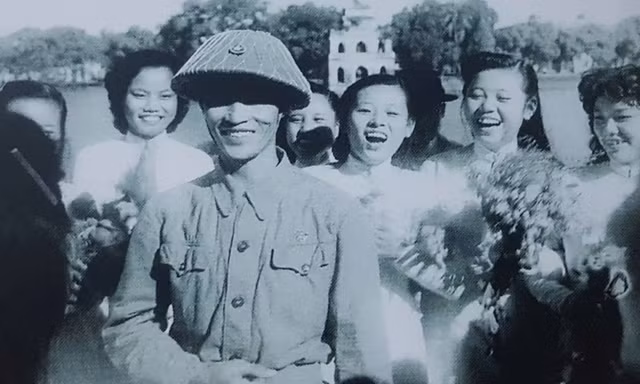 Trưng bày hình ảnh quý về ngày tiếp quản Thủ đô 