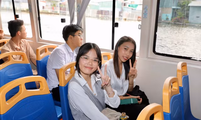 52 tân sinh viên các trường đại học phía Nam sẵn sàng nhận học bổng Nâng Bước Thủ Khoa