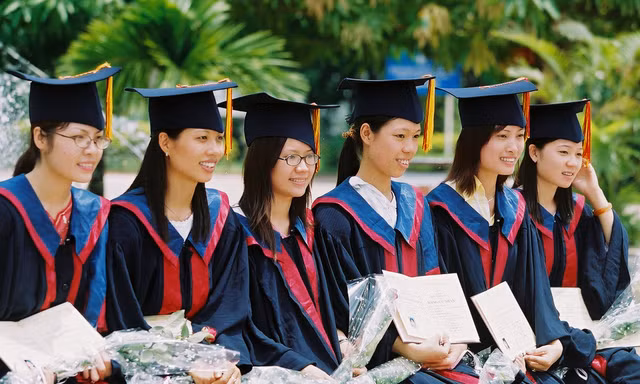Tin giáo dục: Đề xuất nâng thu nhập giảng viên lên 15 triệu đồng/tháng