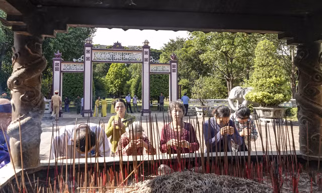 Người dân và du khách thành kính dâng hương tại Điện thờ Tây sơn tam kiệt.