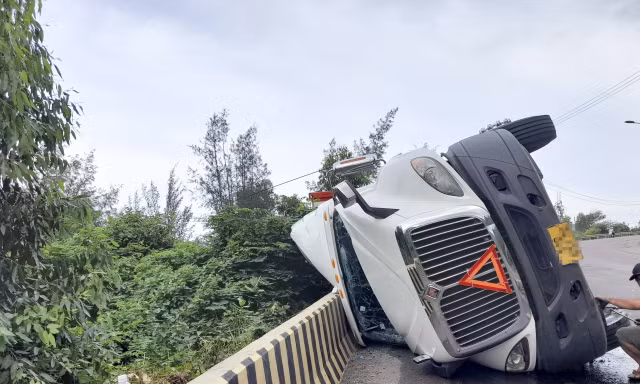 Xe đầu kéo lật nghiêng trên đường, tài xế may mắn thoát chết. Ảnh: Trương Định
