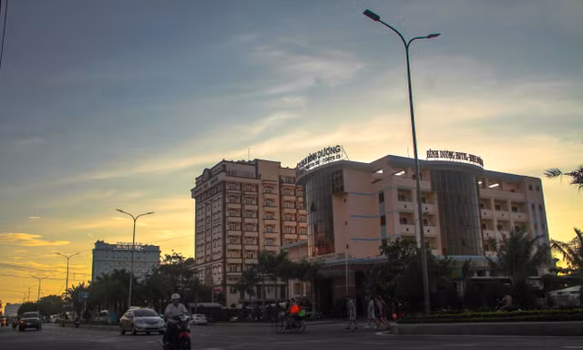 Việc di dời các khách sạn ven biển TP Quy Nhơn là để lấy đất xây dựng công viên phục vụ cộng đồng. Ảnh: Trương Định