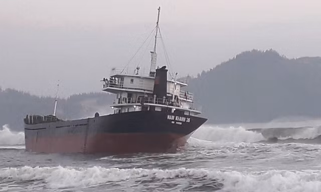 10.000 lít dầu trên tàu hàng Nam Khánh được hút ra để tránh tình trạng dầu tràn ra biển.