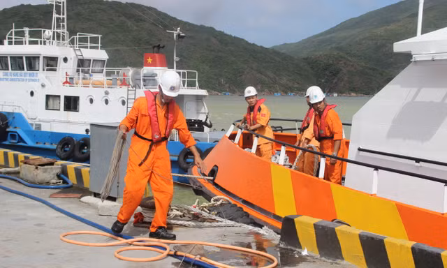 Tàu cứu hộ đưa các thuyền viên trên tàu bị chìm vào bờ trước đó.