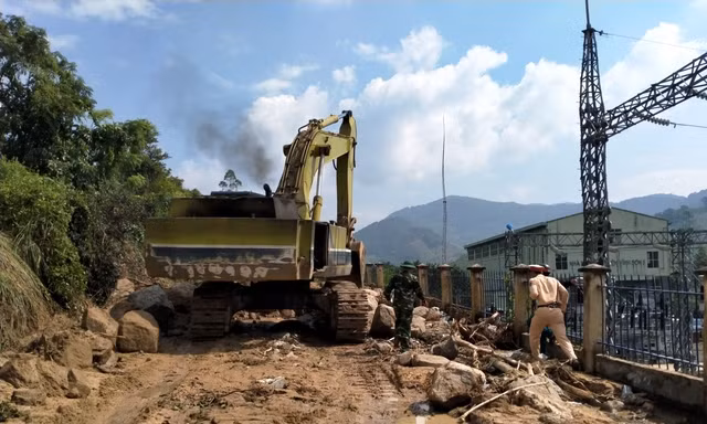 Lãnh đạo tỉnh Bình Định đi kiểm tra sạt lở tại tuyến đường lên xã Vĩnh Kim. Ảnh: Trương Đinh