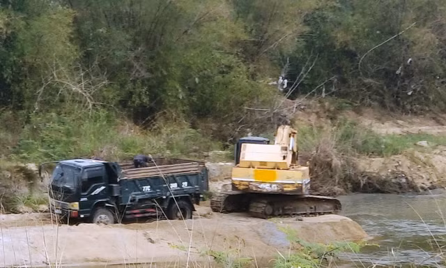 Xã tự ý cấp phép cho DN khai thác cát khi chưa được cấp có thẩm quyền cho phép.