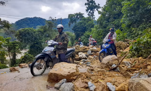 Đường lên Vĩnh Kim gặp rất nhiều khó khăn do sạt lở. Ảnh: Trương Định