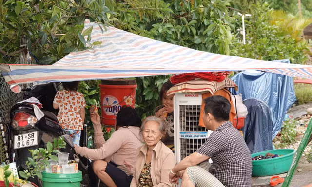 Một hộ dân ở phường Nhơn Phú (TP Quy Nhơn) có nhà bị ngập nước phải di dời lên đường sắt để tránh lũ. Ảnh: H.T