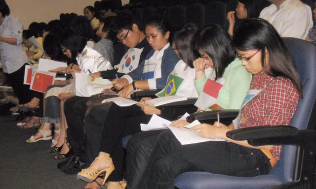 Bạn trẻ tham gia phiên đàm phán giả định Ảnh: P.T