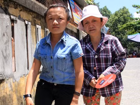 Hai mẹ con xương thủy tinh xuống núi thi đại học