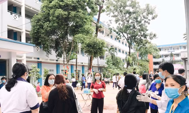 Teen “check-in” điểm thi tốt nghiệp THPT giữa sự “bảo vệ” của đội ngũ y tế, công an