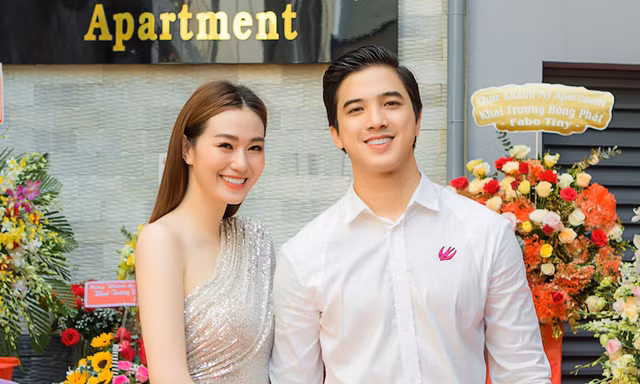 Khánh My diện đầm lệch vai quyến rũ, nắm chặt tay bạn trai tại sự kiện