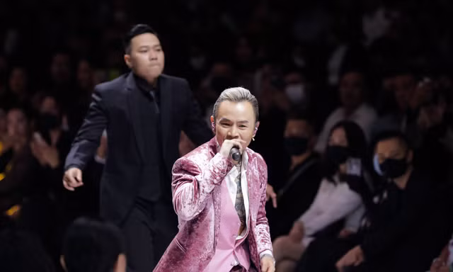 Hot nhất ngày mở màn #VIFW2020: Binz bất ngờ nắm tay Châu Bùi khi đang trình diễn