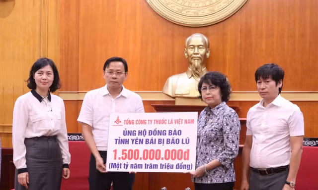 Vinataba trao kinh phí ủng hộ đồng bào vùng bão lũ tại nhiều địa phương 