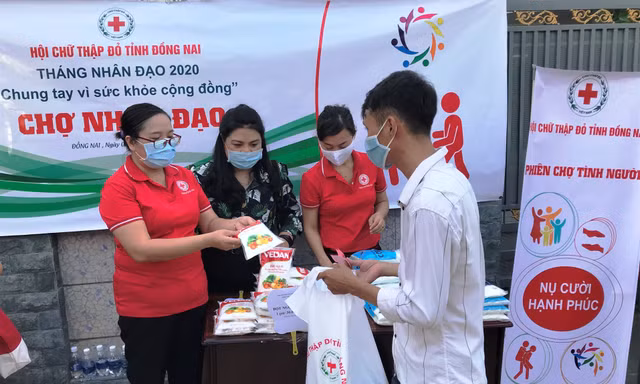 Bà Nguyễn Thu Thủy - đại diện Vedan trao quà cho người dân