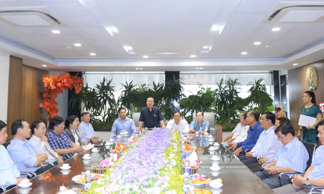 Sao Mai trao tài trợ cho An Giang chào xuân Tân Sửu
