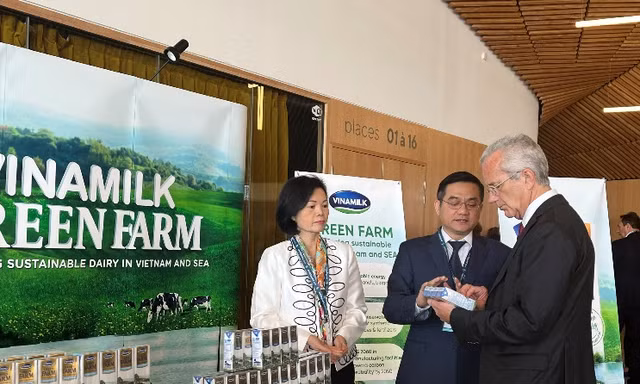 Lần đầu tiên tổ chức Clean Label Project trao chứng nhận cho 2 sản phẩm sữa tươi của Việt Nam