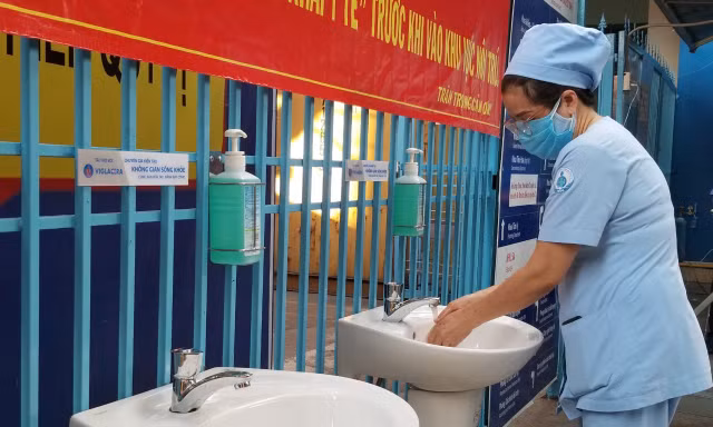 Viglacera tặng bệnh viện sứ vệ sinh kháng khuẩn phòng chống COVID-19