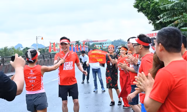 'Lên cùng Việt Nam' hỗ trợ miền Trung và người lao động bị ảnh hưởng bởi dịch COVID
