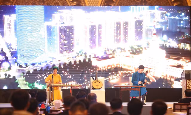 Giảng viên Trường ĐH FPT biểu diễn nhạc cụ truyền thống trong chuyến thăm của Thủ tướng Phạm Minh Chính đến UAE 