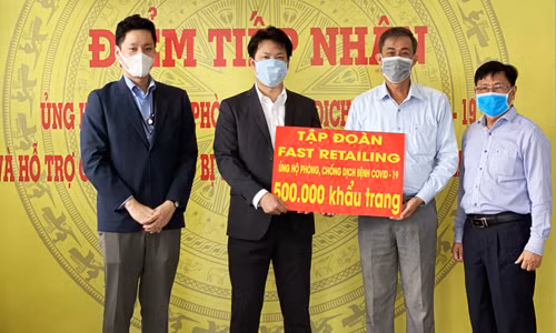 Fast Retailing trao tặng 500.000 khẩu trang góp sức đẩy lùi dịch COVID-19 
