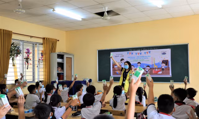 Hơn 64,000 ly sữa được trao cho trẻ mầm non và tiểu học thuộc hệ thống trường CapitaLand Hope tại các tỉnh Phú Thọ, Hưng Yên và Long An