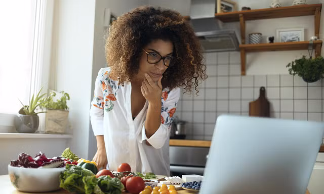 Học nấu nướng để yên tâm ở nhà. Nguồn ảnh: www.health.harvard.edu