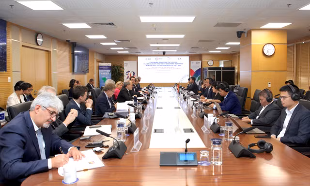 Tổng giám đốc AFD thăm và làm việc với Tập đoàn Điện lực Việt Nam