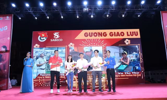 Niềm vui của người lao động được nhận vé “Về nhà ăn Tết”