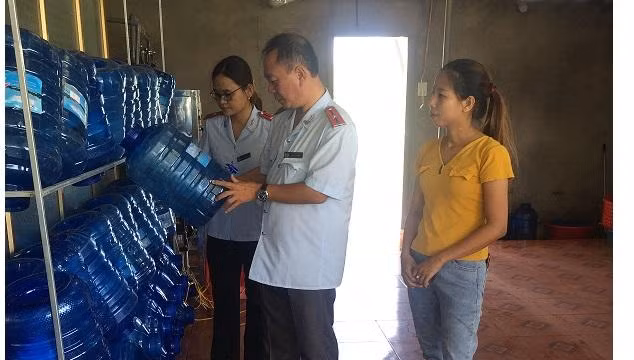 Kiểm tra các cơ sở sản xuất, kinh doanh nước uống đóng chai, đóng bình tại Hà Tĩnh