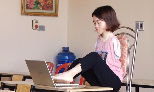 Lớp tiếng Anh cho trẻ em nghèo vùng quê của cô giáo không có 2 tay