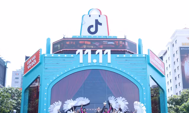 14 tiếng livestream 'thả ga' tại Phố đi bộ Nguyễn Huệ: TikTok Shop 'chơi lớn' mừng 11.11