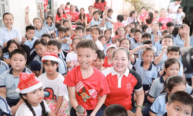 Gieo tình yêu sách vào trẻ em bằng món quà mùa Giáng sinh 