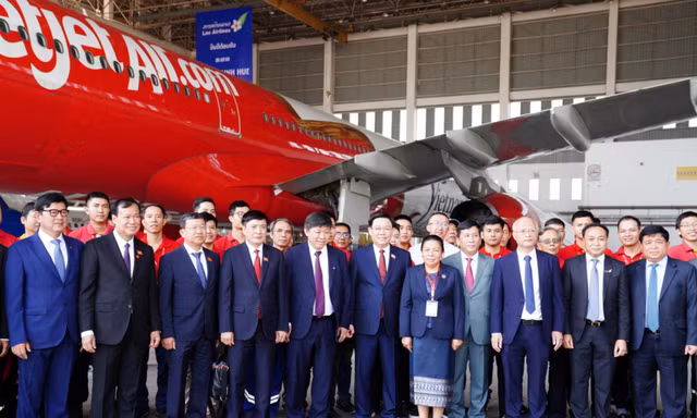 Chủ tịch Quốc hội thăm Trung tâm Kỹ thuật tàu bay hợp tác Vietjet và Lao Airlines