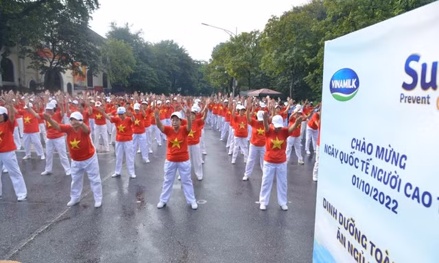 Vinamilk đồng hành cùng hơn 2.000 người cao tuổi thủ đô nhân ngày quốc tế người cao tuổi