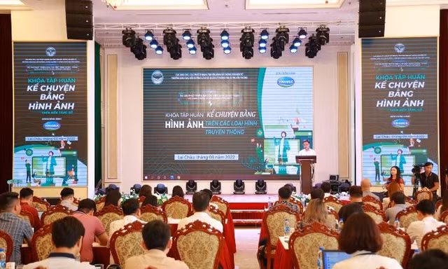 Dự án “Phát triển báo chí Việt Nam” tập huấn và tặng quà cho trẻ em khó khăn tại Lai Châu