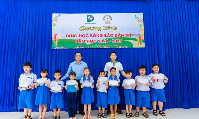 FE CREDIT trao tặng 100 suất học bổng cho học sinh khó khăn tại Bạc Liêu