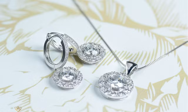'Sang chảnh' trang sức đi biển, chọn sao cho đúng?
