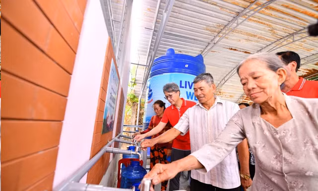 Living Well góp phần giải 'cơn khát' nước sạch giữa đỉnh mặn tại đồng bằng sông Cửu Long